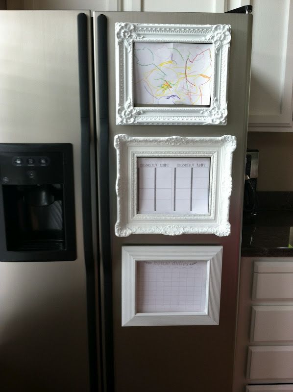 un cadre photo Sur le réfrigérateur pour mettre l'accent sur le joli dessin du moment, le planning de la semaine ou la liste de courses