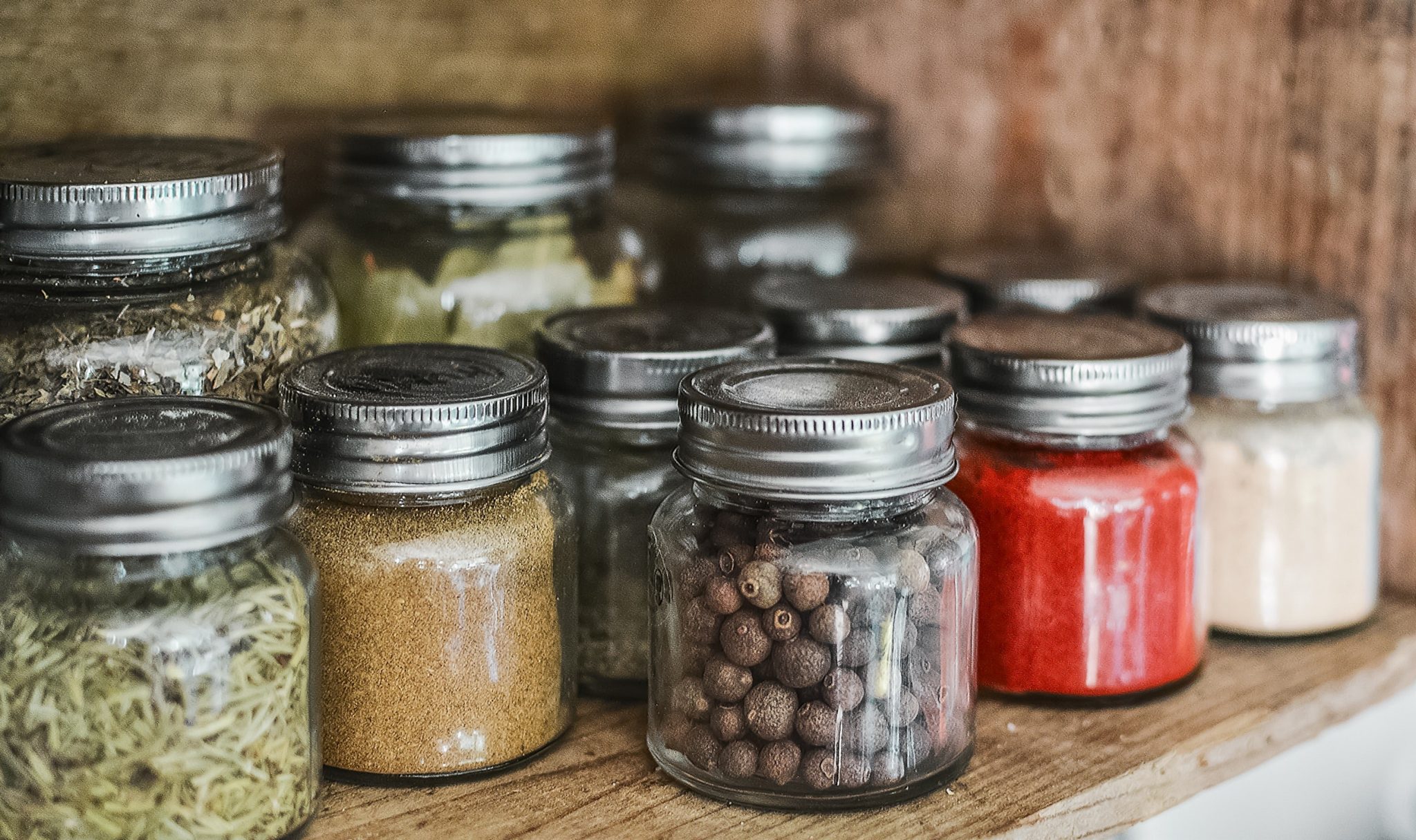 cuisine organisée : vous pouvez organiser vos épices et condiments de manière à les avoir toujours sous la main en les regroupant sur une étagère, dans un organiseur à épices, ou un tiroir spécifique par exemple. 