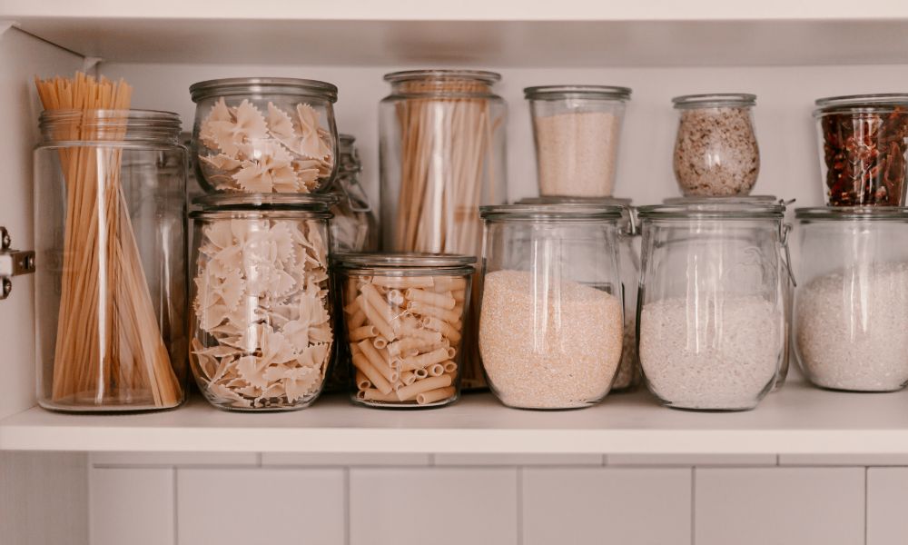 Découvrez comment ranger votre cuisine efficacement avec ces conseils simples et pratiques ! De l'élimination des objets inutiles au stockage astucieux des aliments dans des contenants hermétiques, apprenez à optimiser l'espace de votre cuisine pour un environnement organisé et fonctionnel. 
